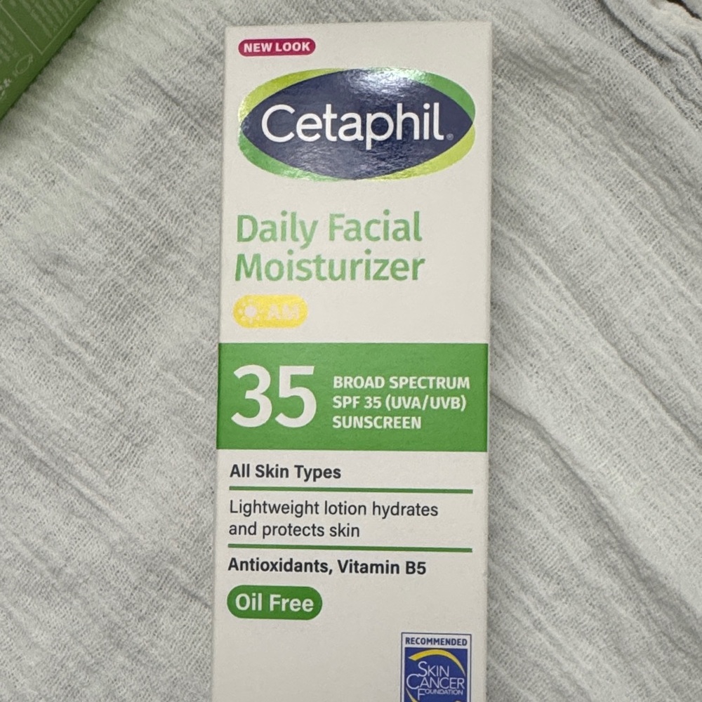 Cetaphil Daily Facial Moisturizer SPF 35 - White and Green